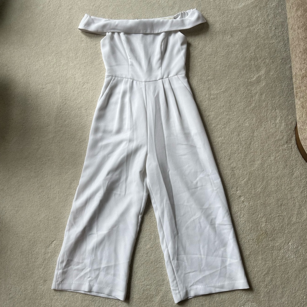 BCBGeneration White Jumpsuit with Elegant Wide-Leg Design